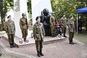 Na zdjęciu warta honorowa wystawiona przez uczniów klas mundurowych ZS w Bratoszewicach podczas gminnych obchodów 84...