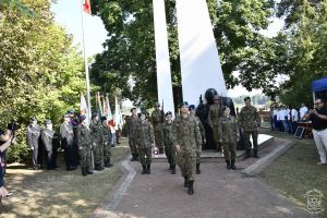 Na zdjęciu warta honorowa wystawiona przez uczniów klas mundurowych ZS w Bratoszewicach podczas gminnych obchodów 84...