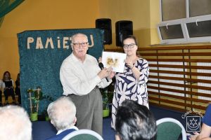 Dyrektor Szkoły Podstawowej im. ks. Idziego Radziszewskiego w Bratoszewicach Ewa Piórkowska oraz prof. Zbigniew Jakubowski...