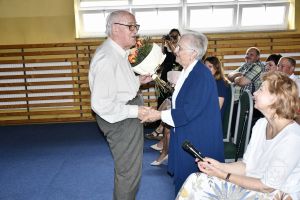 Profesor Zbigniew Jakubowski - syn zamordowanego porucznika Feliksa Jakubowskiego wręcza kwiaty dr Krystynie Skalskiej...