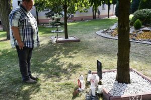 Sołtys sołectwa Bratoszewice Damian Drzewiecki podczas obchodów 13. rocznicy posadzenia Dębów Katyńskich w Bratoszewicach