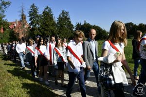Na zdjęciu przemarsz na cmentarz mariawicki w Strykowie pod Mogiłę Żołnierzy Poległych w 1939 roku w obronie Ojczyzny...