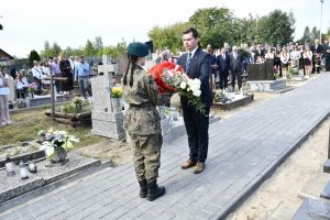 Kwiaty pod Mogiłą Żołnierzy Poległych w 1939 roku w obronie Ojczyzny składa Wiceprzewodniczący Sejmiku WŁ Zbigniew...