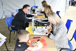 Festyn ,,Bezpieczny Rowerzysta’’🚴‍♀️na Orliku w Strykowie. W punkcie plastycznym swoje wymarzone kaski malują uczestnicy...