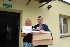 Na zdjęciu: nauczyciel zastępujący Dyrektor Szkoły Podstawowej Nr 1 w Strykowie Joanna Tokarska oraz pracownik Urzędu...