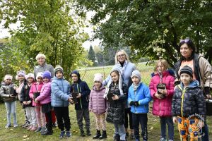 Akcja edukacyjno-ekologiczna „BĄDŹ EKO i zasadź w Gminie Stryków 🌳” - edycja jesień 2023. Przekazanie krzewów owocowych dla...