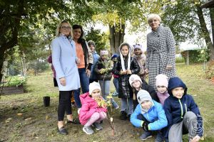 Akcja edukacyjno-ekologiczna „BĄDŹ EKO i zasadź w Gminie Stryków 🌳” - edycja jesień 2023. Przekazanie krzewów owocowych dla...