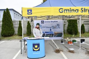 Akcja edukacyjno-ekologiczna „BĄDŹ EKO i zasadź w Gminie Stryków 🌳” - edycja jesień 2023. Na zdjęciu: pracownik Wydziału...