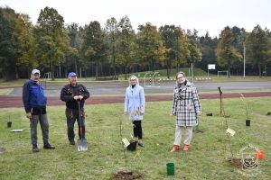 Akcja edukacyjno-ekologiczna „BĄDŹ EKO i zasadź w Gminie Stryków 🌳” - edycja jesień 2023. Przekazanie krzewów owocowych dla...