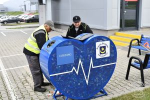 Pracownicy JRP w Strykowie przy sercu na nakrętki na terenie firmy Corning