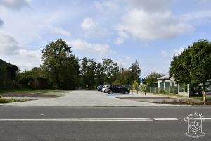 Nowy parkuing wzdłuż bocznego wejścia do parku nad Moszczenicą
