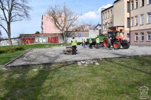 Parking za Urzędem Miejskim w trakcie realizacji inwestycji, pracownicy JRP w Strykowie demontuja stara nawierzchnię