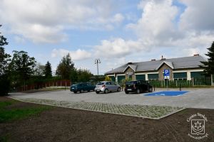Nowy parkuing wzdłuż bocznego wejścia do parku nad Moszczenicą