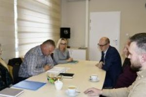 W spotkaniu z Burmistrzem Witoldem Kosmowskim uczestniczyli przedstawiciele wykonawcy, dyrektor ZGKiM Rafał Olczyk oraz...