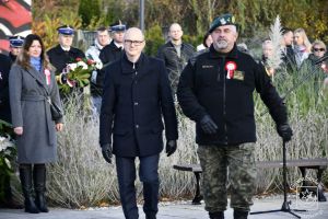 Burmistrz Strykowa Witold Kosmowski, prowadzący uroczystość zmiany warty pod Pomnikiem Niepodległości Andrzej Pożarlik,...