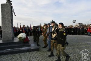 Honorowa warta uczniów klasy mundurowej ZS Nr 1 w Bratoszewicach pod Pomnikiem Niepodległości