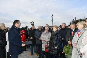 Rodziny uhonorowanych tytułem Weterana Walk o Wolność i Niepodległość Polski odbierają pamiątkowe dyplomy z rąk...