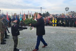 Kwiaty składa Senator elekt Marcin Karpiński.