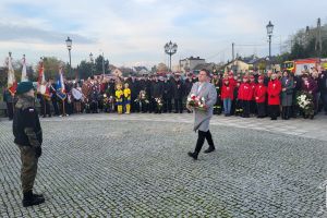 Kwiaty składa Radny Powiatu Zgierskiego Sebastian Dunin.