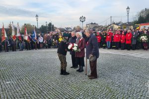 Kwiaty w imieniu NSZZ Solidarność składają Jan Jędrzejczak wraz z małżonką oraz Waldemar Śliwkiewicz.