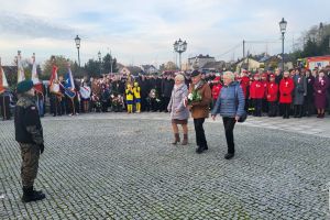 Kwiaty składa delegacja Koła Emerytów i Rencistów w Strykowie.