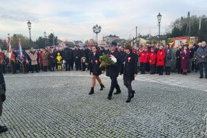 Kwiaty składa delegacja OSP w Bratoszewicach.