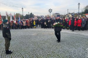 Kwiaty składa Naczelnik OSP Koźle Sławomir Borkowski.