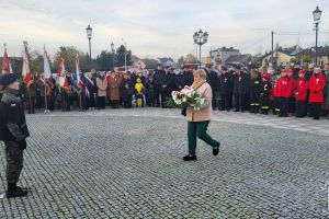 Kwiaty składa sołtys Sołectwa Dobra-Nowiny Krystyna Lamorska.