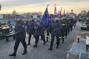 Przemarsz pocztów sztandarowych OSP na kwaterę wojenną na cmentarzu rzymskokatolickim w Strykowie.