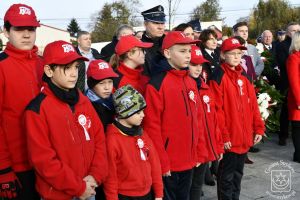 Dzieci z Młodzieżowej Drużyny Pożarniczej OSP w Strykowie z opiekunem, dh. Łukaszem Ciołkiem
