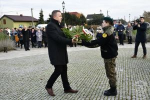 Kwiaty składa Radny Rady Powiatu Zgierskiego, Naczelnik Wydziału Spraw Obywatelskich i Społecznych UM w Strykowie Radosław...