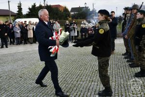 Kwiaty składa Leszek Potakowski, Radny Rady Powiatu Zgierskiego