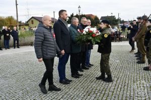 Kwiaty składają Radni Rady Miejskiej w Strykowie: Marek Gierat, Grzegorz Kozłowski, Paweł Kasica (Przewodniczący RM),...