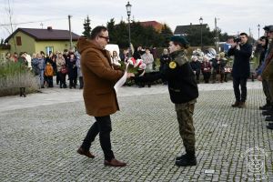 Kwiaty składa Dyrektor OKiR w Strykowie Konrad Kozłowski.