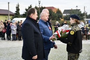 Delegacja Parafii Starokatolickiej Mariawitów w Strykowie składa kwiaty.