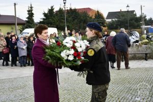 Kwiaty składa Prezes GS "SCh" w Strykowie Urszula Sieradzka.