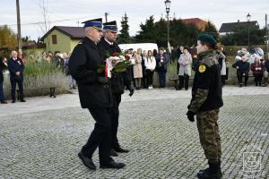 Kwiaty składają Dowódca Jednostki JRG PSP w Strykowie bryg. Marek Banasiak oraz Zastępca Dowódcy tej jednostki mł. bryg...