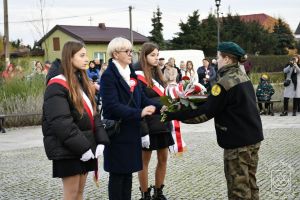 Kwiaty składa delegacja SP w Niesułkowie z Dyrektor Anną Lipińską.