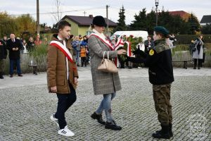 Kwiaty składa delegacja SP w Bratoszewicach.