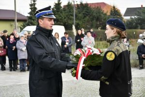 Kwiaty składa Marek Perek – Prezes Zarządu Oddziału Miejsko-Gminnego Związku OSP RP w Strykowie.