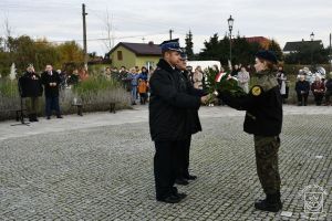 Kwiaty składa delegacja OSP w Lipce.