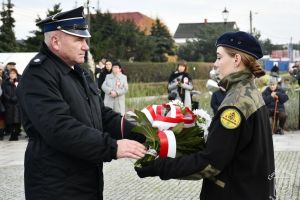 Kwiaty składa Prezes OSP Swędów Sławomir Cłapiński.