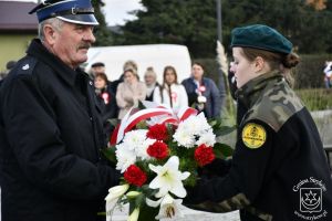 Kwiaty składa Prezes OSP w Gozdowie Roman Goździk.