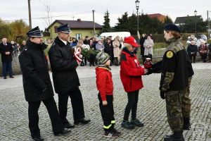 Kwiaty składa delegacja OSP w Strykowie oraz MDP w Strykowie z Prezesem Szymonem Sitkiem i dh. Pawłem Ciołkiem.