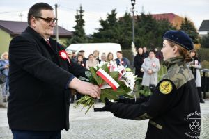 Kwiaty składa Sołtys Sołectwa Warszewice Kazimierz Piotrowski.