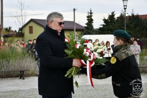 Kwiaty składa Sołtys Dobrej Arkadiusz Przygodzki.