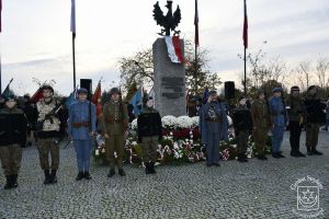 Uczniowie klasy mundurowej ZS Nr 1 w Bratoszewicach wraz aktorem Krzysztofem Kaczmarkiem pod Pomnikiem Niepodległości