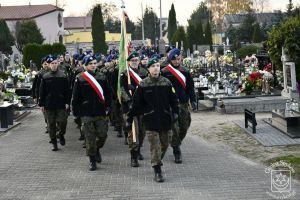 Przemarsz kadetów ZS Nr 1 w Bratoszewicach na kwaterę wojenną na cmentarzu rzymskokatolickim w Strykowie.