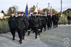 Poczty sztandarowe straży pożarnych prowadzone przez Marcina Łysonia – Komendanta Miejsko – Gminnego Związku OSP RP w...