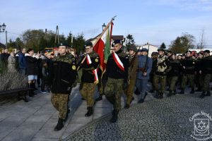 Uczniowie klasy mundurowej ZS Nr 1 w Bratoszewicach na czele przemarszu pod Pomnik Niepodległości
